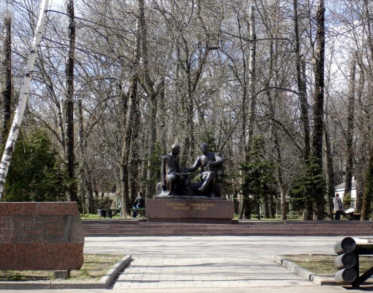 Памятник Александру Твардовскому и Василию Тёркину