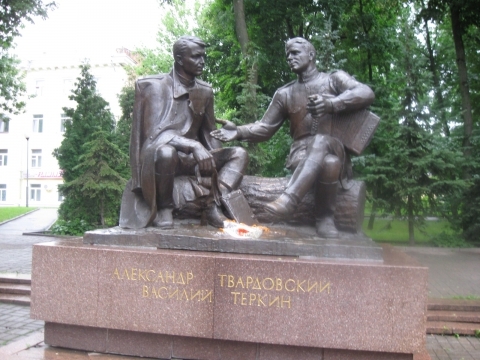 Памятник Александру Твардовскому и Василию Тёркину