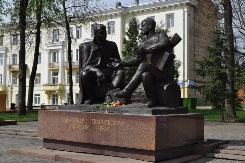 Памятник Александру Твардовскому и Василию Тёркину