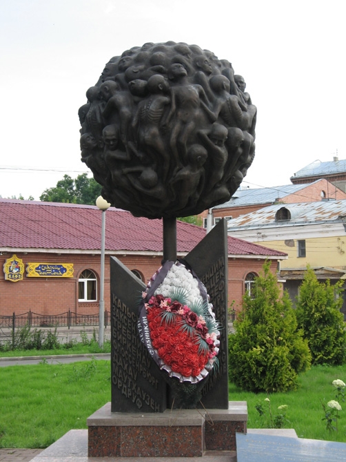 памятник опаленный цветок в смоленске. смоленск памятник малолетним узникам. памятник детям в смоленске. опаленный цветок. памятник опаленный цветок в смоленске.