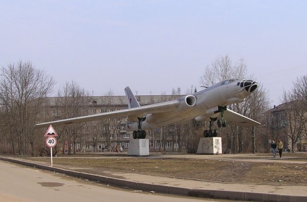Памятник-самолет Ту-16