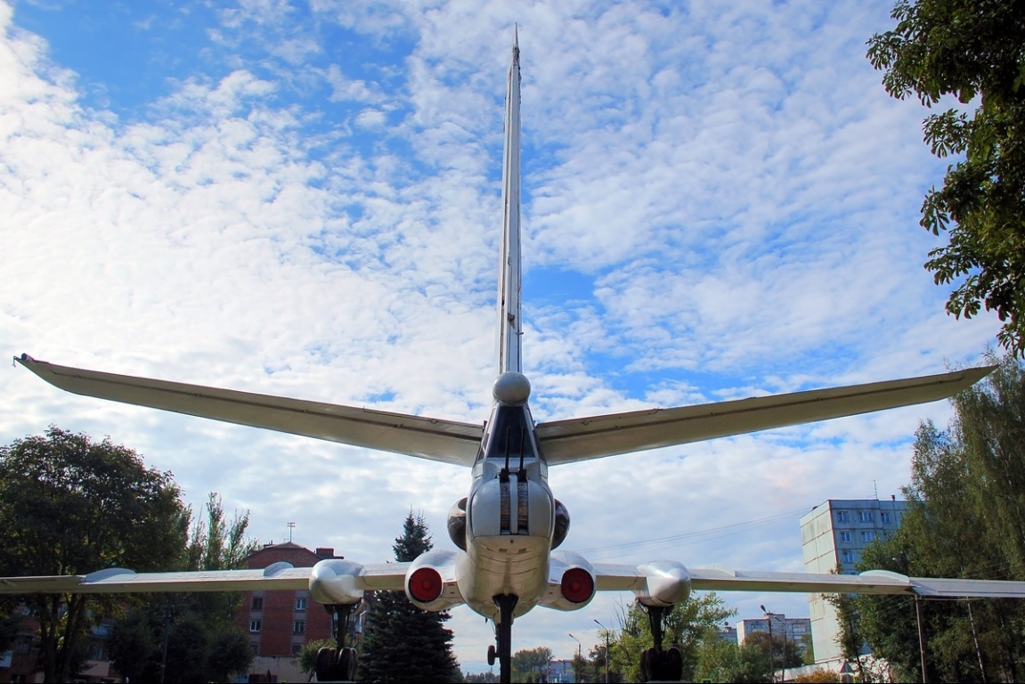 Памятник-самолет Ту-16