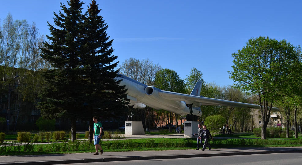 Памятник-самолет Ту-16