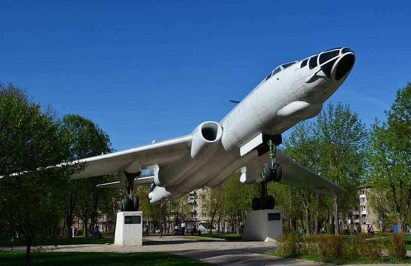 Памятник-самолет Ту-16