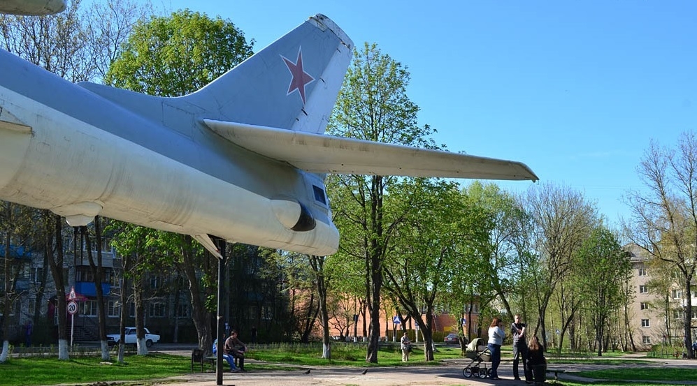 Памятник-самолет Ту-16