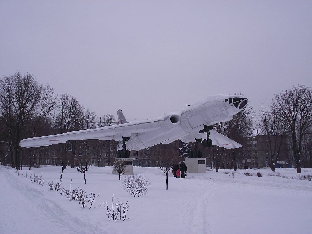 Памятник-самолет Ту-16 | интересное место в городе Смоленск