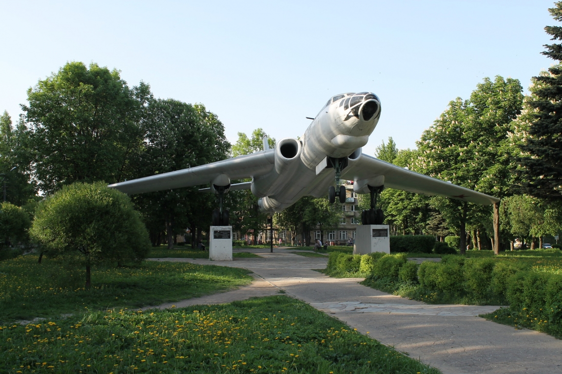 Памятник-самолет Ту-16