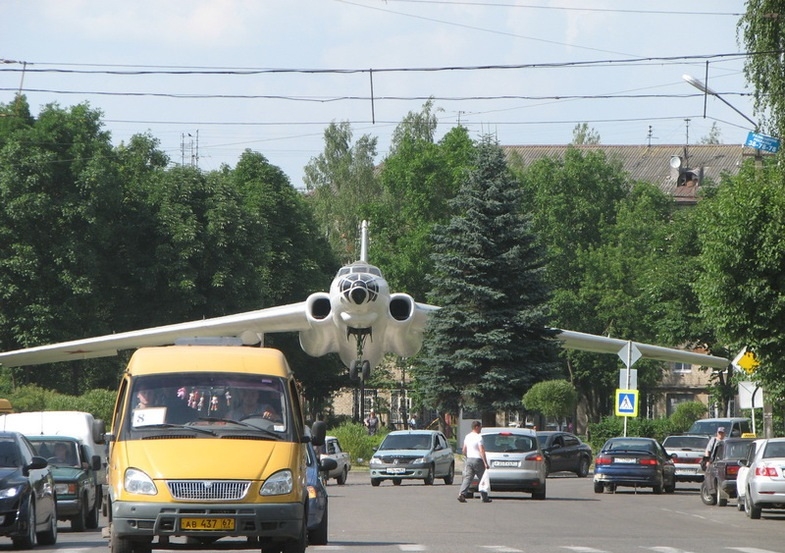 Памятник-самолет Ту-16