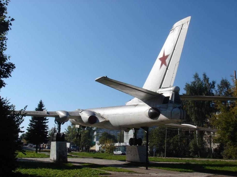 Памятник-самолет Ту-16