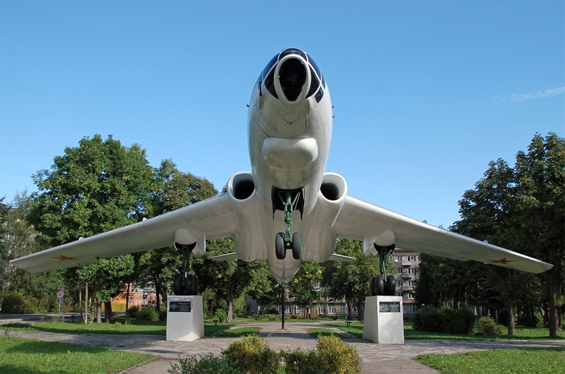 Памятник-самолет Ту-16
