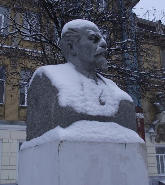 Памятник П. И. Лебедеву-Полянскому