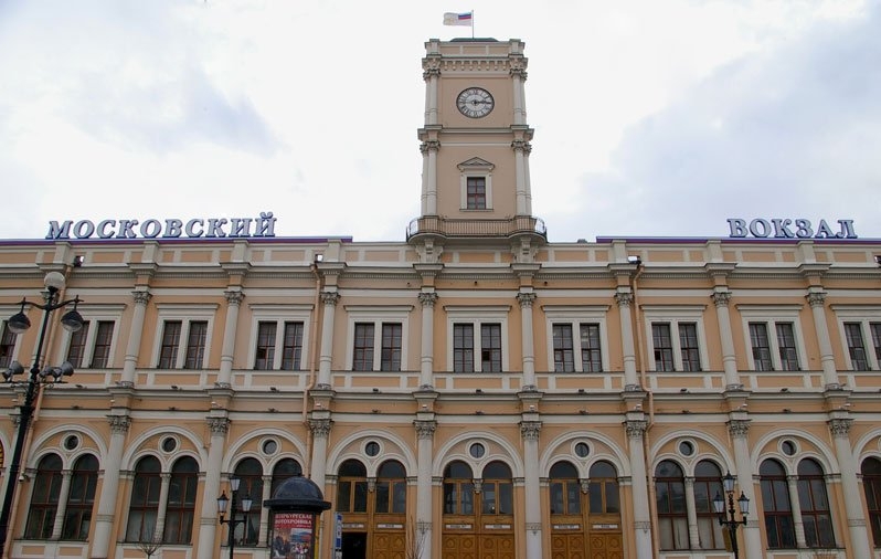 Московский вокзал санкт. Санкт-Петербург главный Московский вокзал. ЖД вокзал Санкт-Петербург Московский вокзал. Здание Московского (Николаевского) вокзала в Санкт-Петербурге. Московский вокзал Санкт-Петербург 80х.