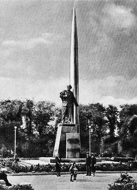 Скульптура К. Э. Циолковского