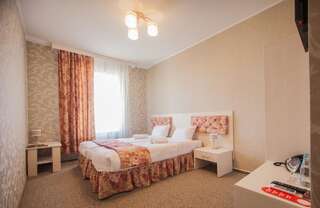 Отель SanMari Даугавпилс Просторный двухместный номер с 1 кроватью или 2 отдельными кроватями и с доступом в оздоровительный центр по утрам-4