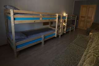 Хостелы Apartament 1A Рига Односпальная кровать в общем номере для мужчин с общей ванной комнатой.-2
