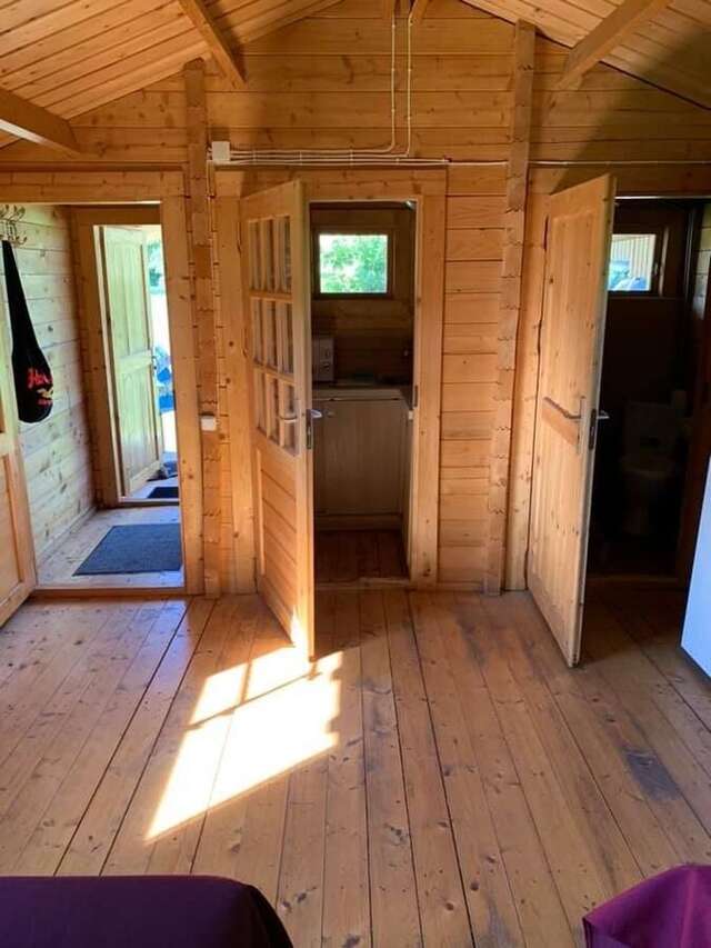 Лоджи Tranquil Log Cabin Retreat in Šventoji Швянтойи-7