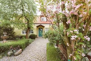 Отели типа «постель и завтрак» The Secret Garden Boutique B&B Вильнюс