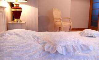 Фото номер Irena Family House Номер с кроватью размера «queen-size» и общей ванной комнатой