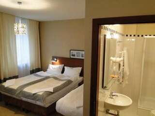 Фото номер Hotel Atrium Двухместный номер с 1 кроватью или 2 отдельными кроватями
