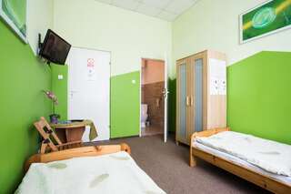 Хостелы Moon Hostel Вроцлав Двухместный номер с 2 отдельными кроватями и собственной ванной комнатой-6