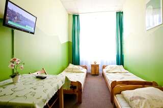 Хостелы Moon Hostel Вроцлав Двухместный номер с 2 отдельными кроватями и общей внешней ванной комнатой-10