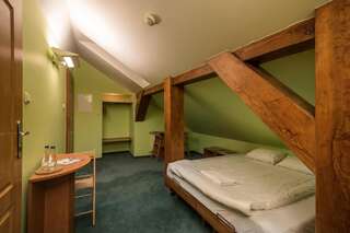 Отели типа «постель и завтрак» Hill Inn (Old Town Guesthouse) Познань Двухместный номер с 1 кроватью и собственной ванной комнатой - Мансарда-3