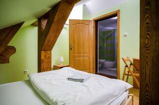 Отели типа «постель и завтрак» Hill Inn (Old Town Guesthouse) Познань Двухместный номер с 1 кроватью и собственной ванной комнатой - Мансарда-4
