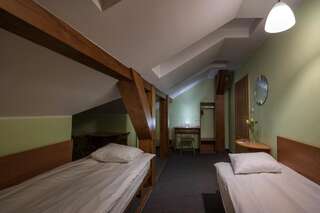 Отели типа «постель и завтрак» Hill Inn (Old Town Guesthouse) Познань Трехместный номер с собственной ванной комнатой вне номера-1