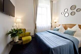 Отель Hotel Bugatti Вроцлав Двухместный номер с 1 кроватью или 2 отдельными кроватями-1