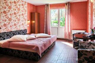 Фото номер Hotel Horda Двухместный номер с 1 кроватью или 2 отдельными кроватями и террасой