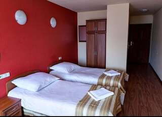 Отель Hotel Omega Острув-Велькопольски Двухместный номер с 2 отдельными кроватями-1