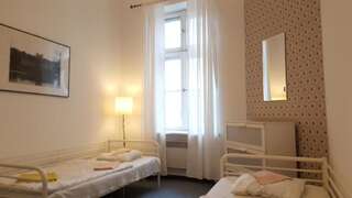 Хостелы Hostel Witt Варшава Двухместный номер с 2 отдельными кроватями и общей ванной комнатой-31