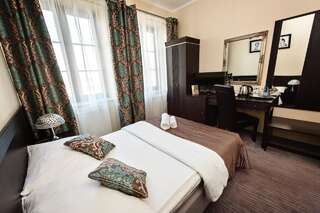 Фото номер Hotel Willa Adriana Двухместный номер с 1 кроватью или 2 отдельными кроватями и видом на реку