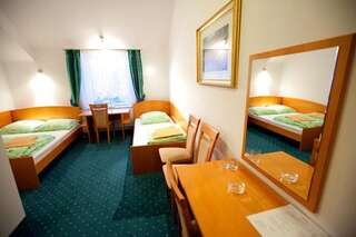 Фото номер Hotel Korona Двухместный номер с 2 отдельными кроватями