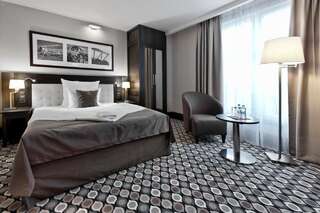 Фото номер Red Baron Hotel & Restaurant Двухместный номер «Премиум» с 1 кроватью или 2 отдельными кроватями