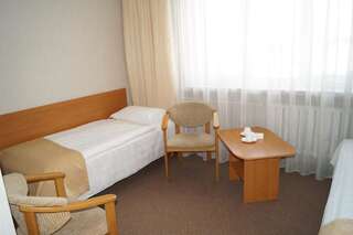 Отель Hotel Polonia Жешув Двухместный номер с 1 кроватью или 2 отдельными кроватями-9