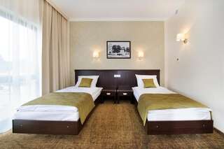Фото номер Hotel Trzebnica Двухместный номер с 2 отдельными кроватями
