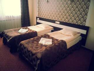 Фото номер Hotel Trojka Двухместный номер с 2 отдельными кроватями