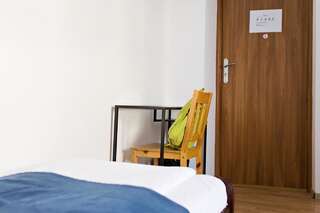Хостелы Folk Hostel Люблин Двухместный номер с 2 отдельными кроватями и общей ванной комнатой-2
