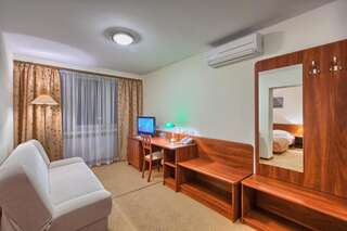 Отель Hotel Renesans Замосць Стандартный двухместный номер с 2 отдельными кроватями-8