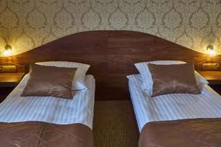 Фото номер Dworek Nad Stawem Двухместный номер с двуспальной кроватью и дополнительной кроватью
