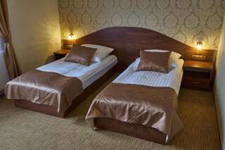 Фото номер Dworek Nad Stawem Двухместный номер с двуспальной кроватью и дополнительной кроватью