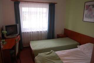 Фото номер Hotel Angie Двухместный номер с 1 кроватью или 2 отдельными кроватями