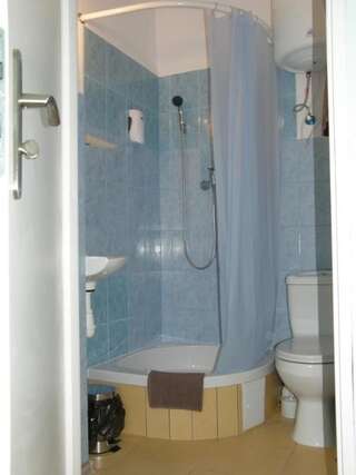 Фото номер Tani nocleg-Hostel Mona Одноместный номер с ванной комнатой