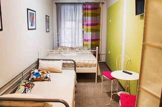 Хостел Поп-Арт Санкт-Петербург 3-х местный номер (двуспальная кровать) + одна односпальная кровать-2