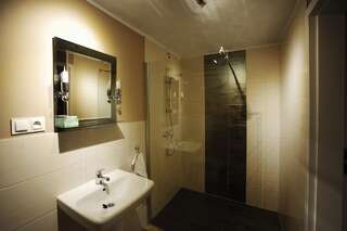 Фото номер Hostel Centrum Двухместный номер с 1 кроватью и собственной ванной комнатой