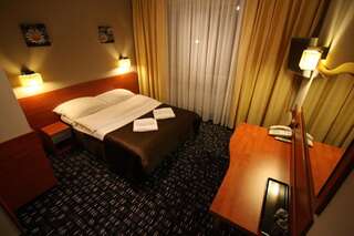 Отель Hotel Orion Сосновец Двухместный номер с 1 кроватью или 2 отдельными кроватями-1