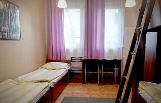 Хостелы Hostel Zamość Замосць Четырехместный номер с общей ванной комнатой-1