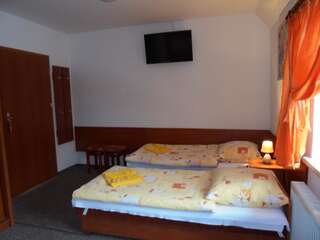 Фото номер Pensjonat Krysia Двухместный номер с 1 кроватью или 2 отдельными кроватями и собственной ванной комнатой