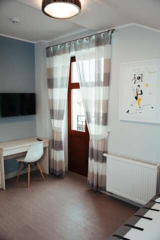 Фото номер Fresco Hostel Просторный двухместный номер с 2 отдельными кроватями